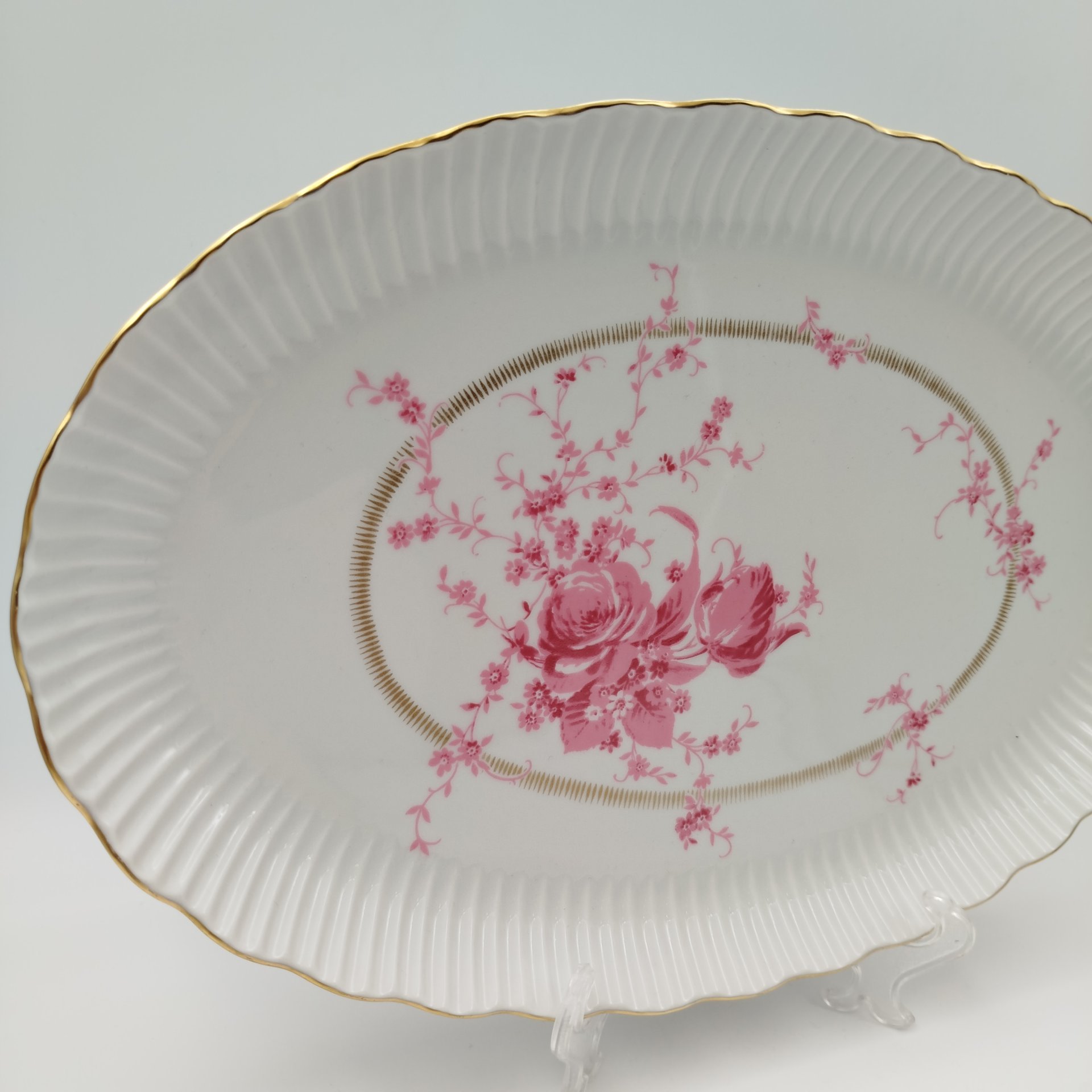Блюдо овальное с цветочным декором в розовой гамме, фарфор, деколь, золочение, Graf Von Henneberg Porzellan, 1777 Jlmenau, ГДР, 1960-1990 гг.