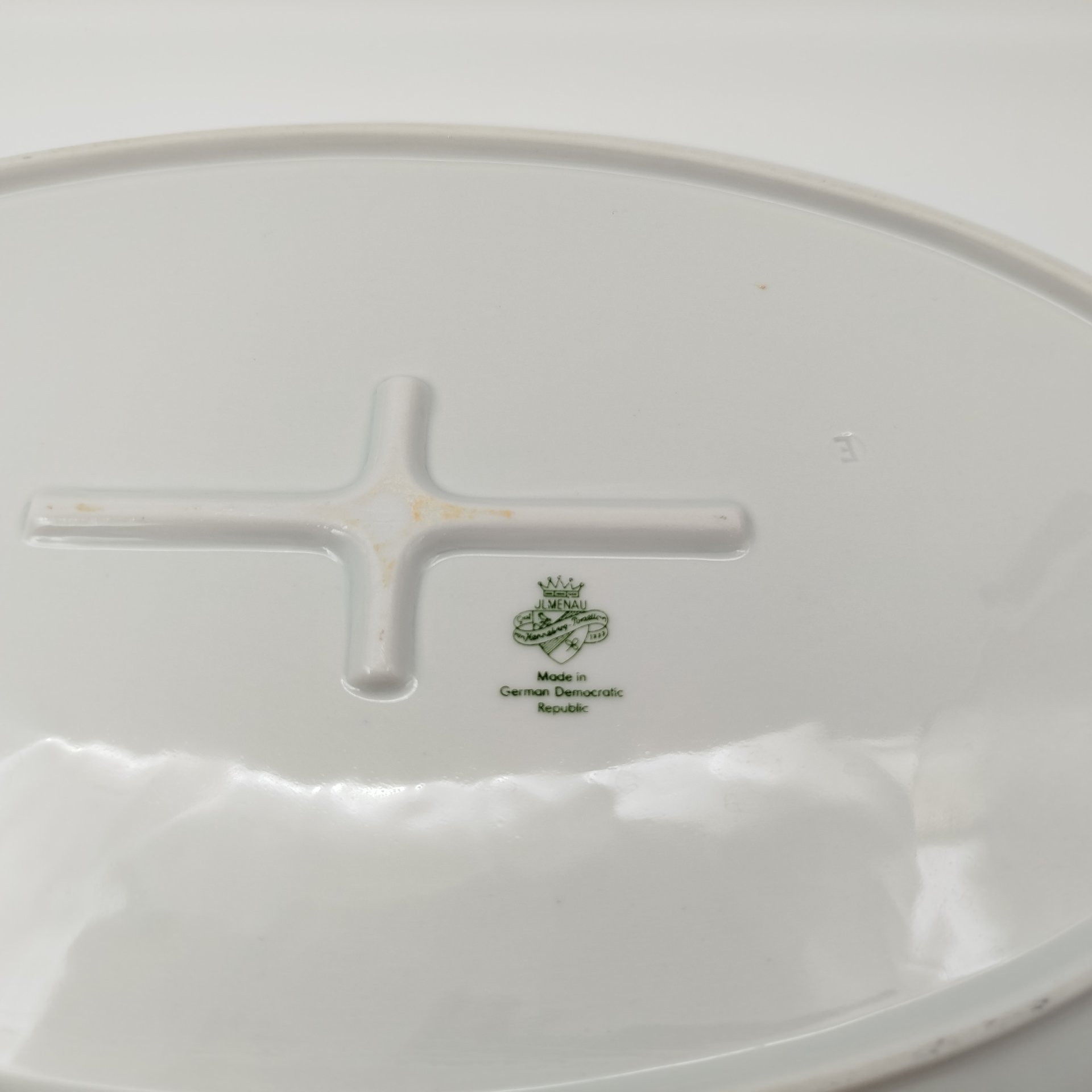 Блюдо овальное с цветочным декором в розовой гамме, фарфор, деколь, золочение, Graf Von Henneberg Porzellan, 1777 Jlmenau, ГДР, 1960-1990 гг.