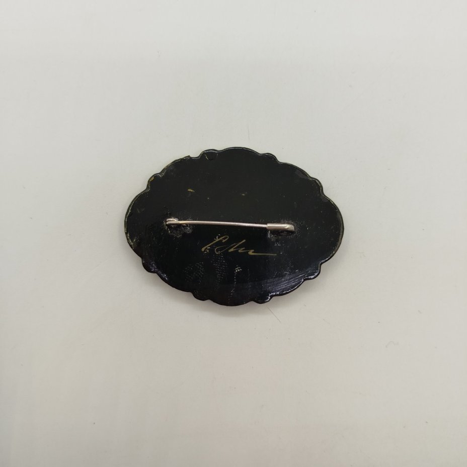 Брошь с растительным декором