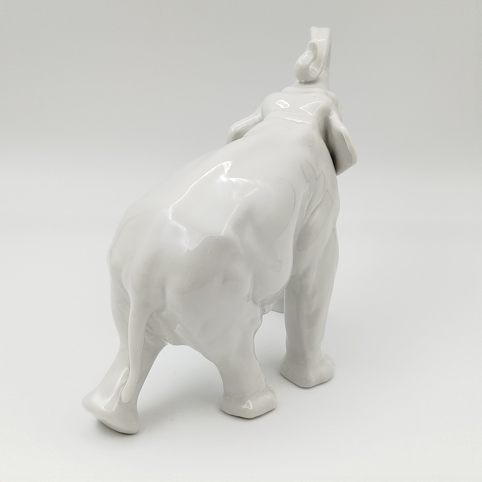 Статуэтка "Слон", скульптор Б.Я. Воробьев, фарфор, Ленинградский фарфоровый завод (ЛФЗ), СССР, 1950-1970 гг.