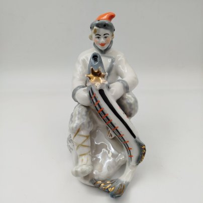 Статуэтка "Емеля со щукой" ("По щучьему велению"), скульптор В. Петушков, фарфор, роспись, золочение, Ленинградский завод фарфоровых изделий (ЛЗФИ), СССР, 1956-1967 гг.