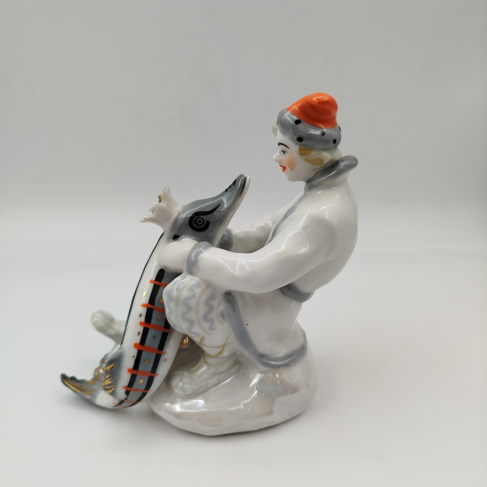 Статуэтка "Емеля со щукой" ("По щучьему велению"), скульптор В. Петушков, фарфор, роспись, золочение, Ленинградский завод фарфоровых изделий (ЛЗФИ), СССР, 1956-1967 гг.