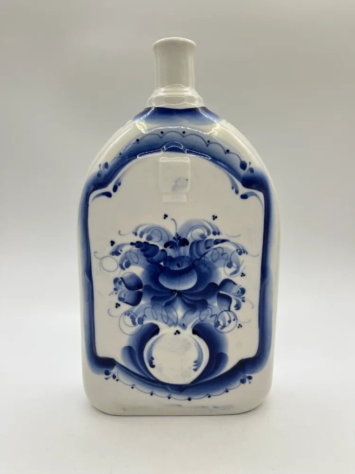 Штоф с изображением зимнего пейзажа и цветочным декором, фарфор, роспись, Гжельский фарфоровый завод, Россия, 2000-2015 гг.