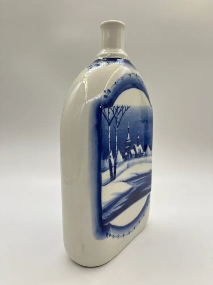 Штоф с изображением зимнего пейзажа и цветочным декором, фарфор, роспись, Гжельский фарфоровый завод, Россия, 2000-2015 гг.