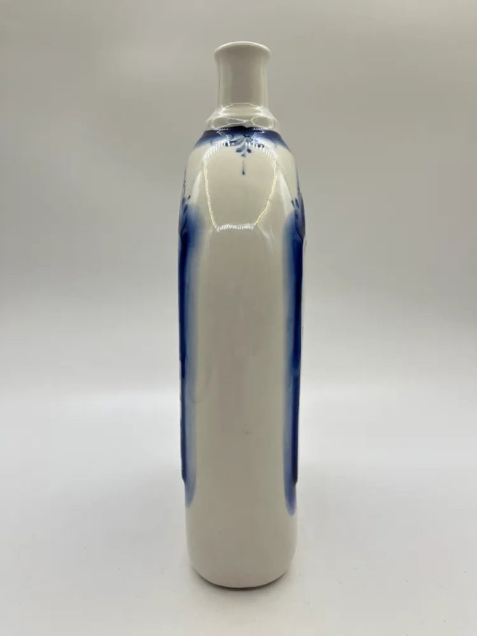 Штоф с изображением зимнего пейзажа и цветочным декором, фарфор, роспись, Гжельский фарфоровый завод, Россия, 2000-2015 гг.