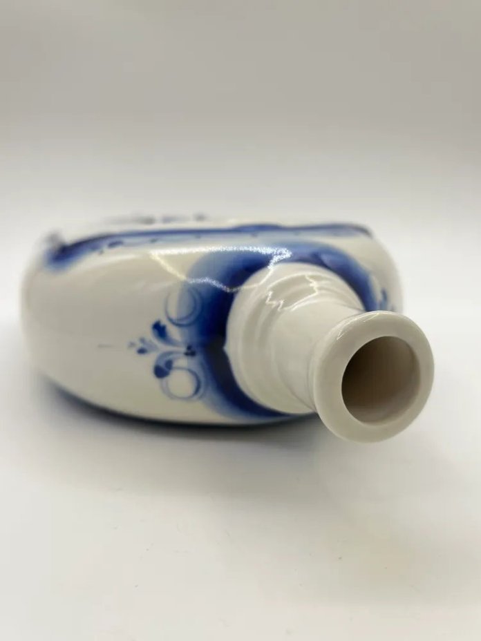 Штоф с изображением зимнего пейзажа и цветочным декором, фарфор, роспись, Гжельский фарфоровый завод, Россия, 2000-2015 гг.