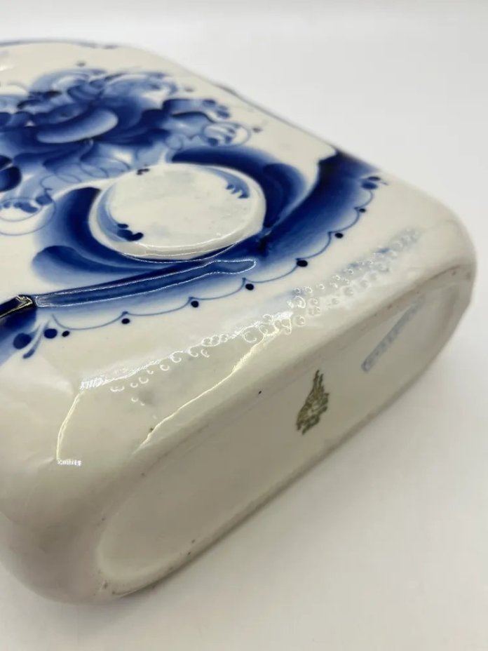 Штоф с изображением зимнего пейзажа и цветочным декором, фарфор, роспись, Гжельский фарфоровый завод, Россия, 2000-2015 гг.