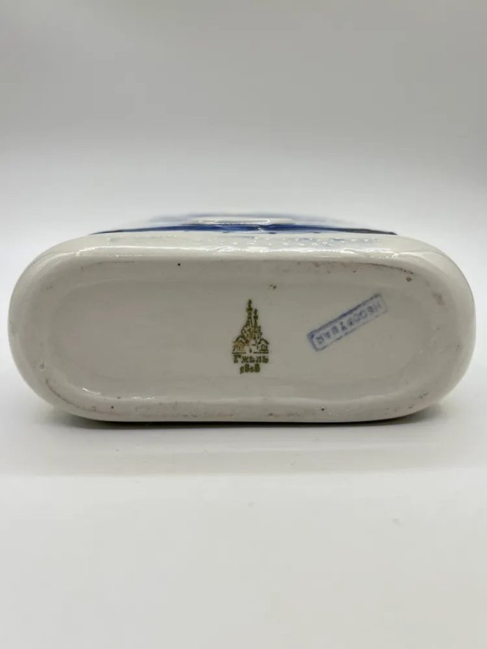 Штоф с изображением зимнего пейзажа и цветочным декором, фарфор, роспись, Гжельский фарфоровый завод, Россия, 2000-2015 гг.