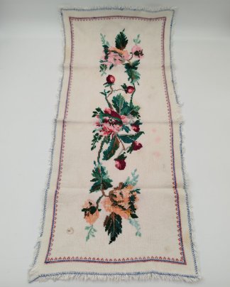 Салфетка-дорожка с цветочным мотивом