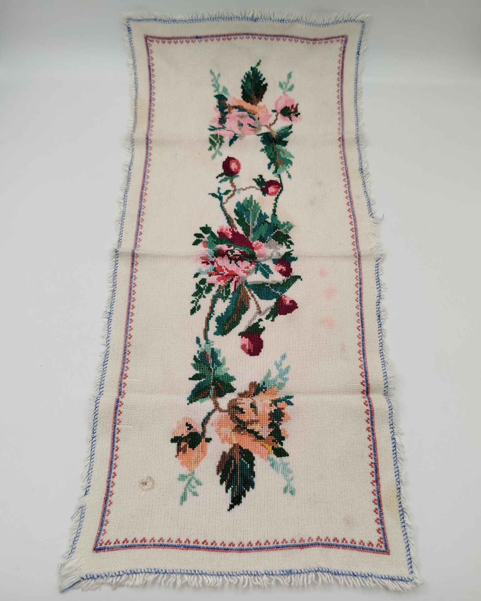 Салфетка-дорожка с цветочным мотивом