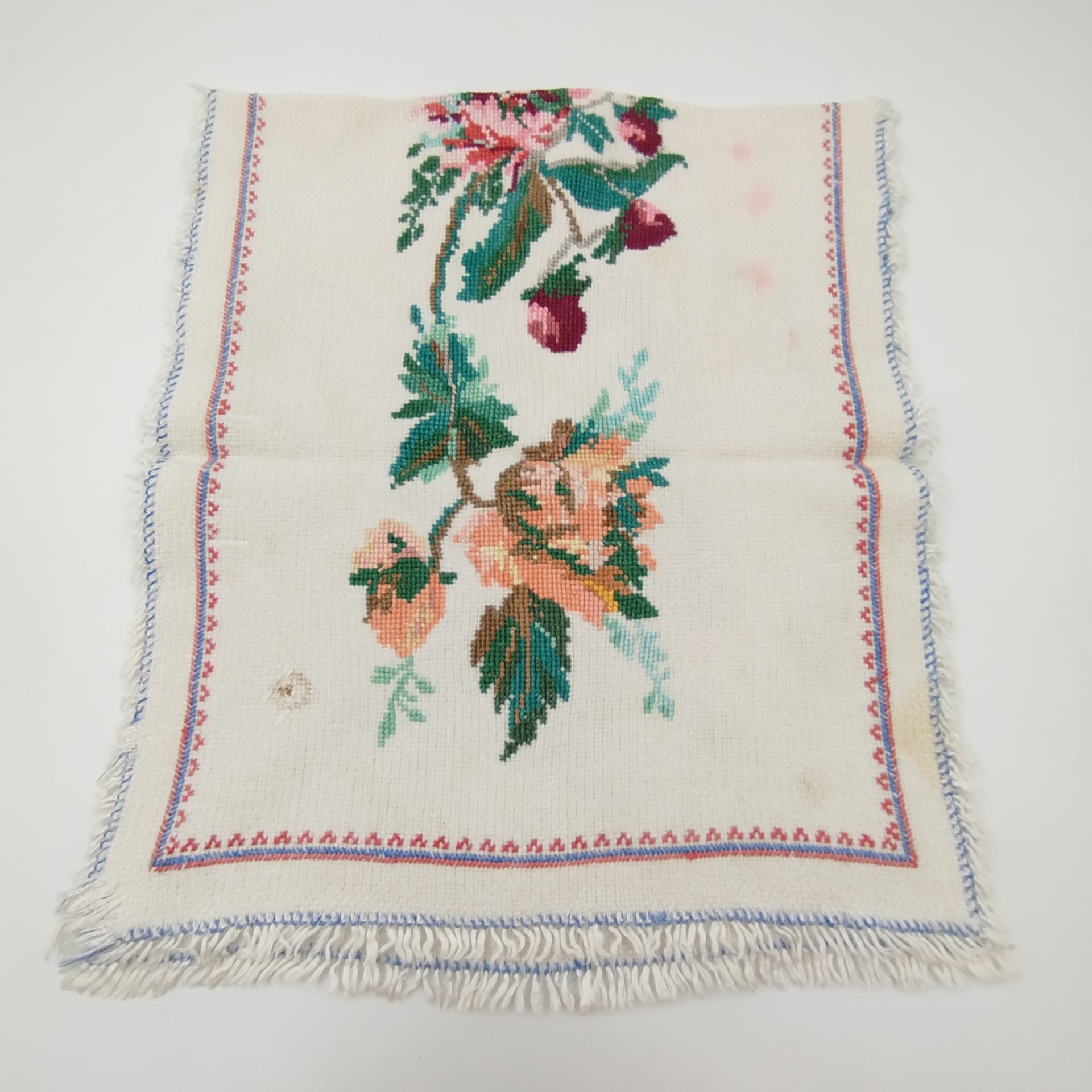 Салфетка-дорожка с цветочным мотивом