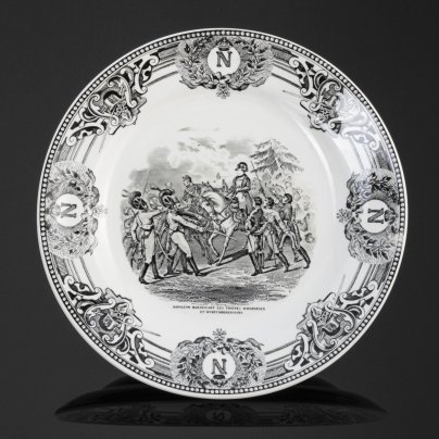 Тарелка коллекционная с изображением картины "Napoléon haranguant les troupes bavaroises et wurtembergeoises" (Тарелка «Наполеон приветствует войска Баварии и Вюртемберга), мануфактура Boch la Louviere, фаянс, деколь