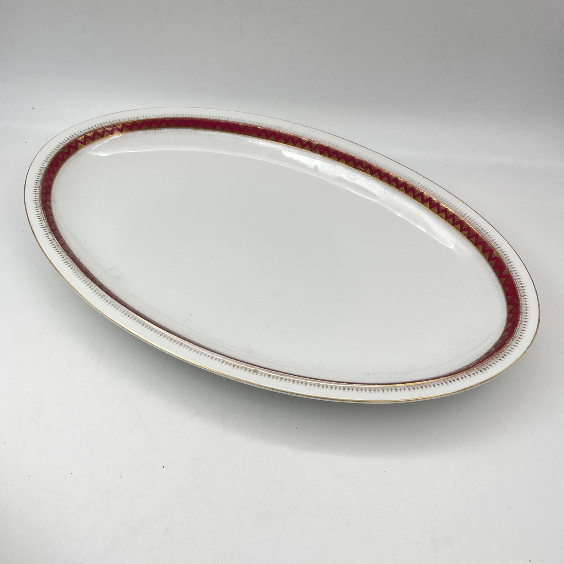 Блюдо овальной формы с золотисто-красной орнаментальной каймой, "Jaeger, Thomas & Co", фарфор, крытье, золочение, Германия, 1898-1923 гг.