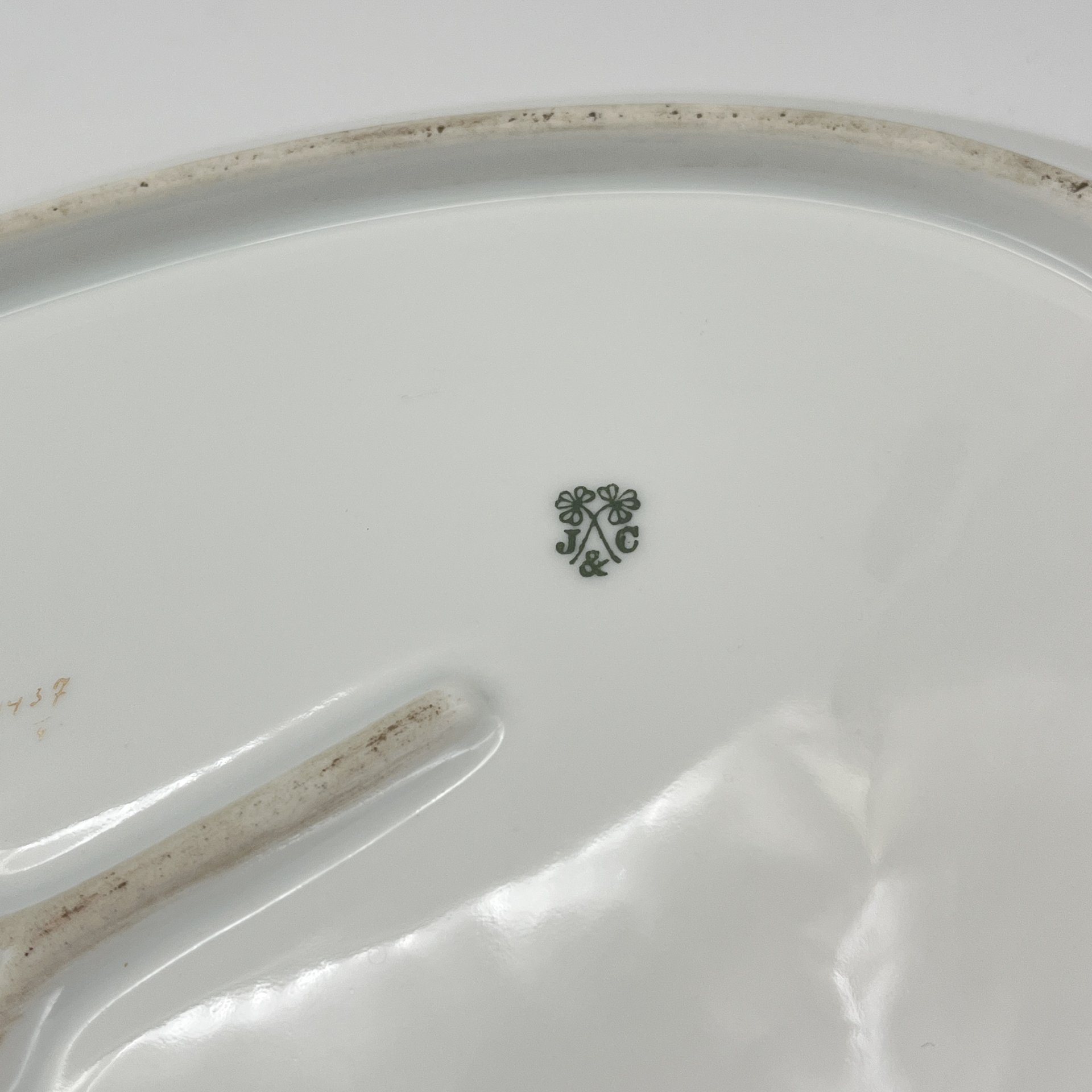 Блюдо овальной формы с золотисто-красной орнаментальной каймой, "Jaeger, Thomas & Co", фарфор, крытье, золочение, Германия, 1898-1923 гг.