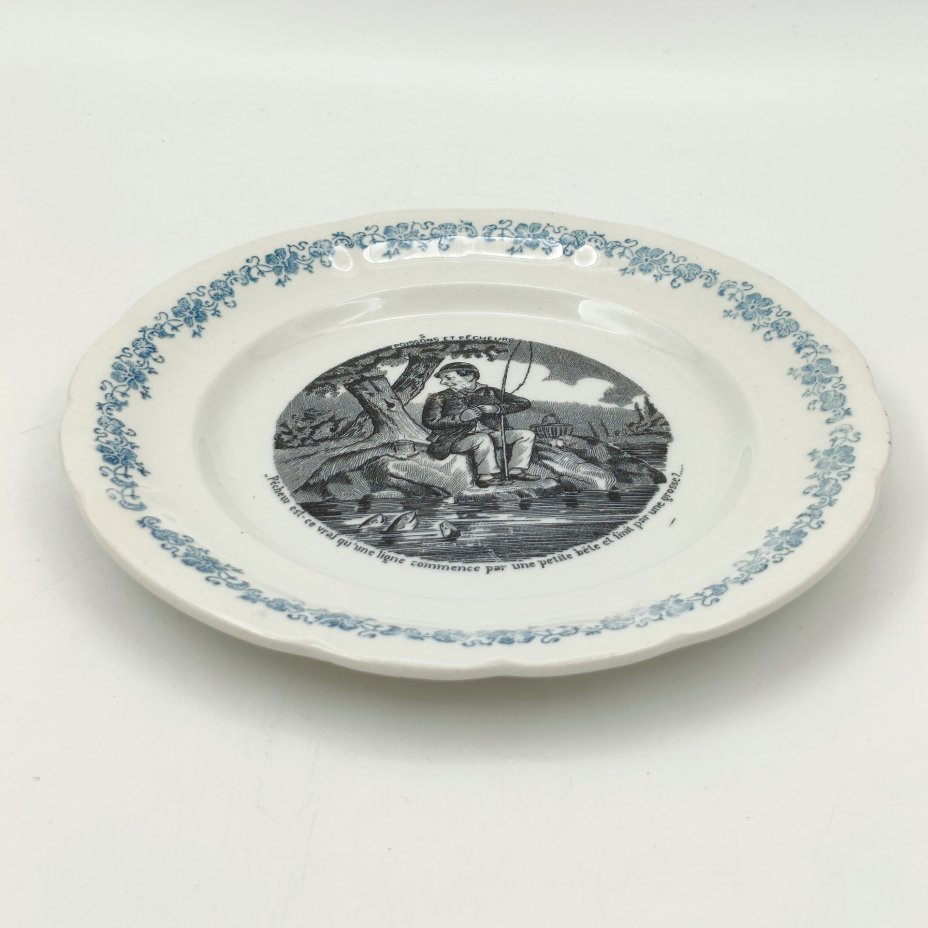Тарелка десертная из серии "Poissons et Pêcheurs" ("Рыба и рыбаки"), фаянс, деколь, Manufacture des Emaux de Longwy 1798, Франция, 1888-1925 гг.