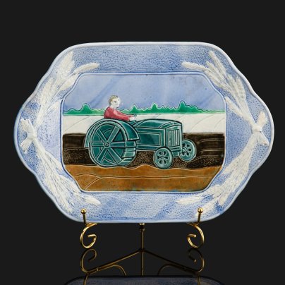 Блюдо (сухарница) "Тракторист", автор И.Г. Фрих-Хар (1893-1978), фаянс, роспись, Конаковский фаянсовый завод им. М.И. Калинина (ЗиК Конаково)