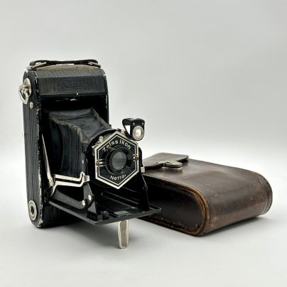 Фотоаппарат пленочный Zeiss Ikon 515/2, объектив Nettar Anastigmat 1:6,3 f=10.5 cm, лимитированный выпуск с шестиугольным механизмом, в оригинальном кофре, металл, стекло, кожа, Carl Zeiss, Германия, 1934-1935 гг.