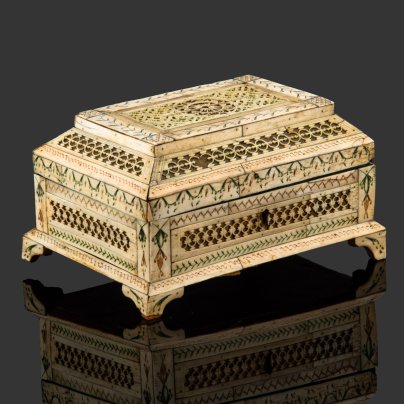 Шкатулка (ларец), Холмогоры, Архангельская губерния, кость, ажурно-рельефная резьба, роспись, ткань, Российская империя, 1780-1820 гг.