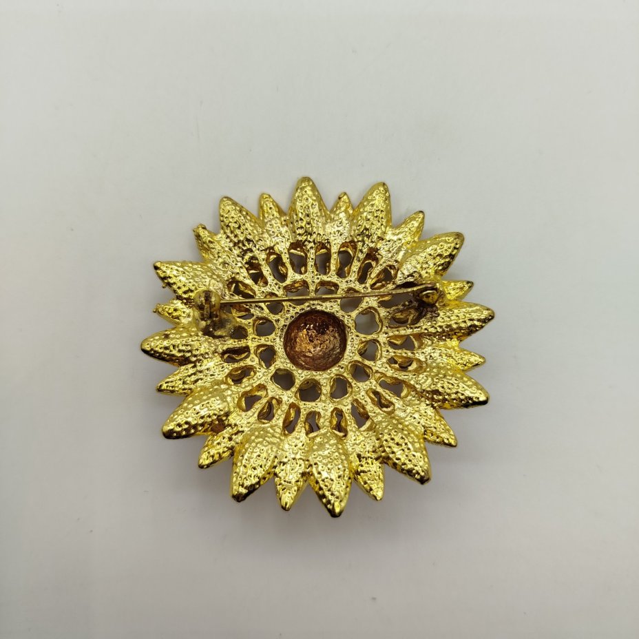 Брошь в виде цветка