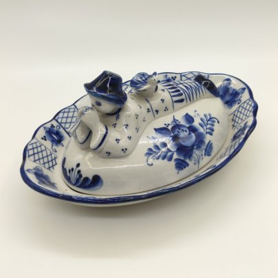Масленка "Пастушок с дудочкой", Гжель, фарфор, роспись, Россия, 1990-2020 гг.