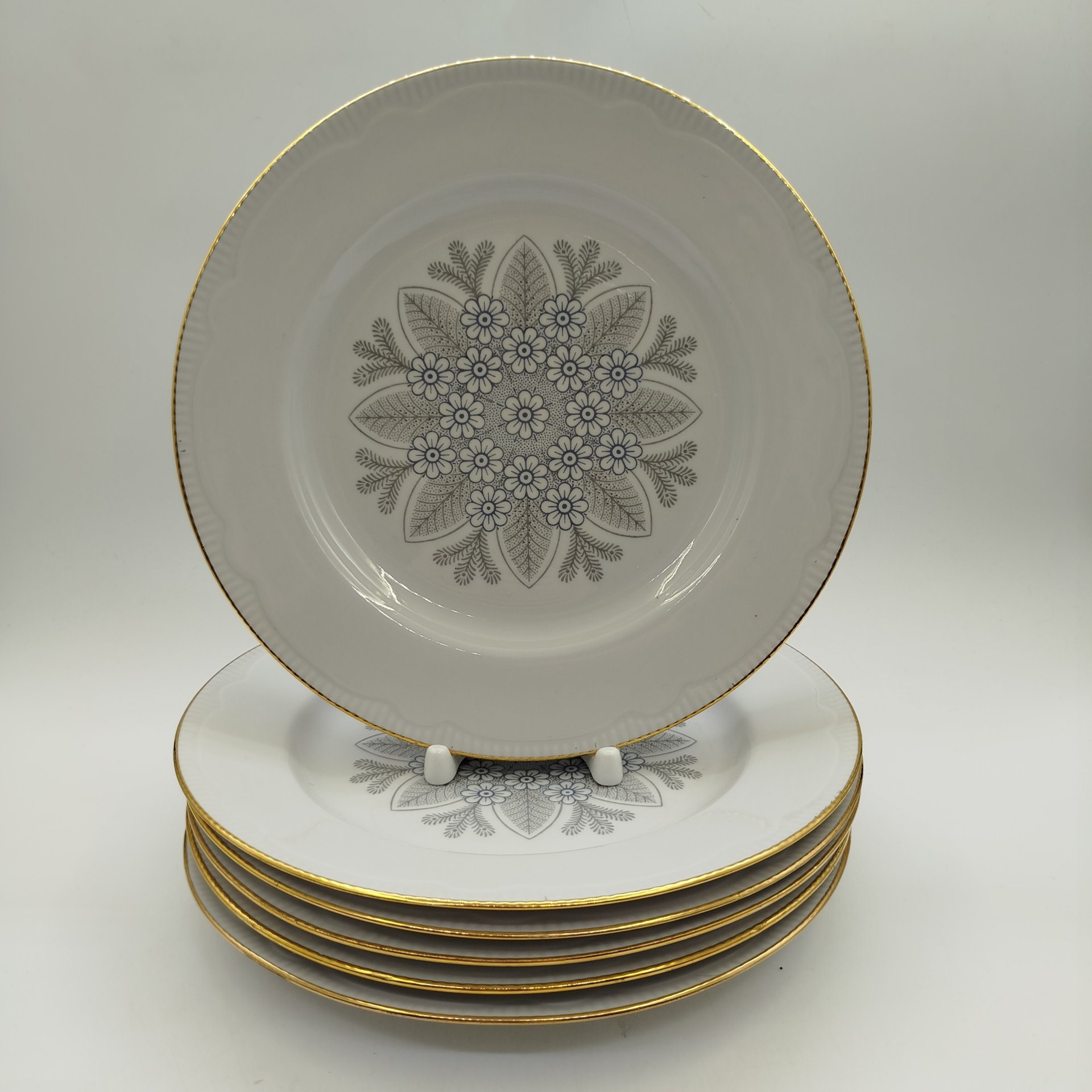 Набор из шести столовых тарелок с растительным декором, фарфор, деколь, золочение, Минский фарфорово-фаянсовый завод, СССР, 1968-1983 гг.