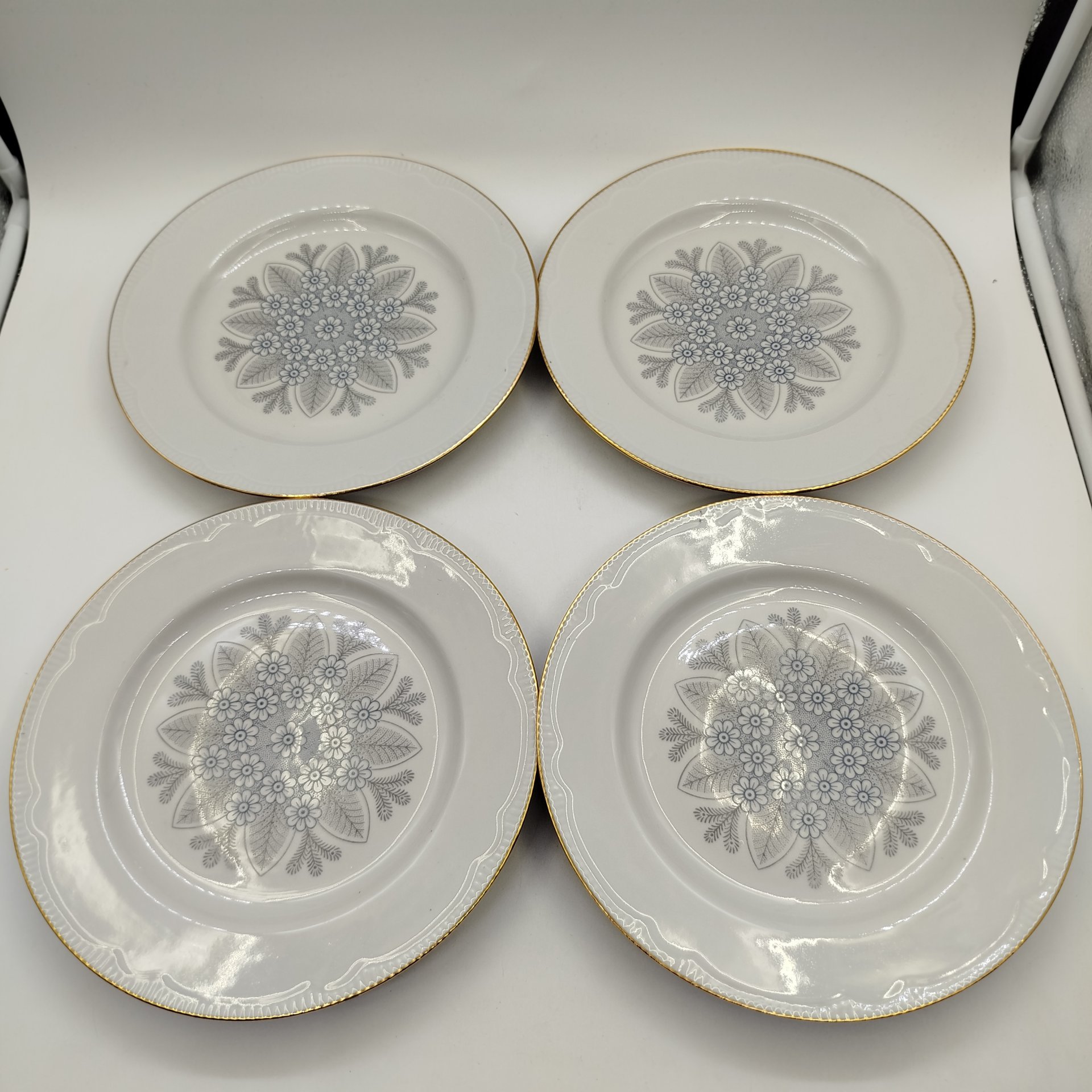 Набор из шести столовых тарелок с растительным декором, фарфор, деколь, золочение, Минский фарфорово-фаянсовый завод, СССР, 1968-1983 гг.