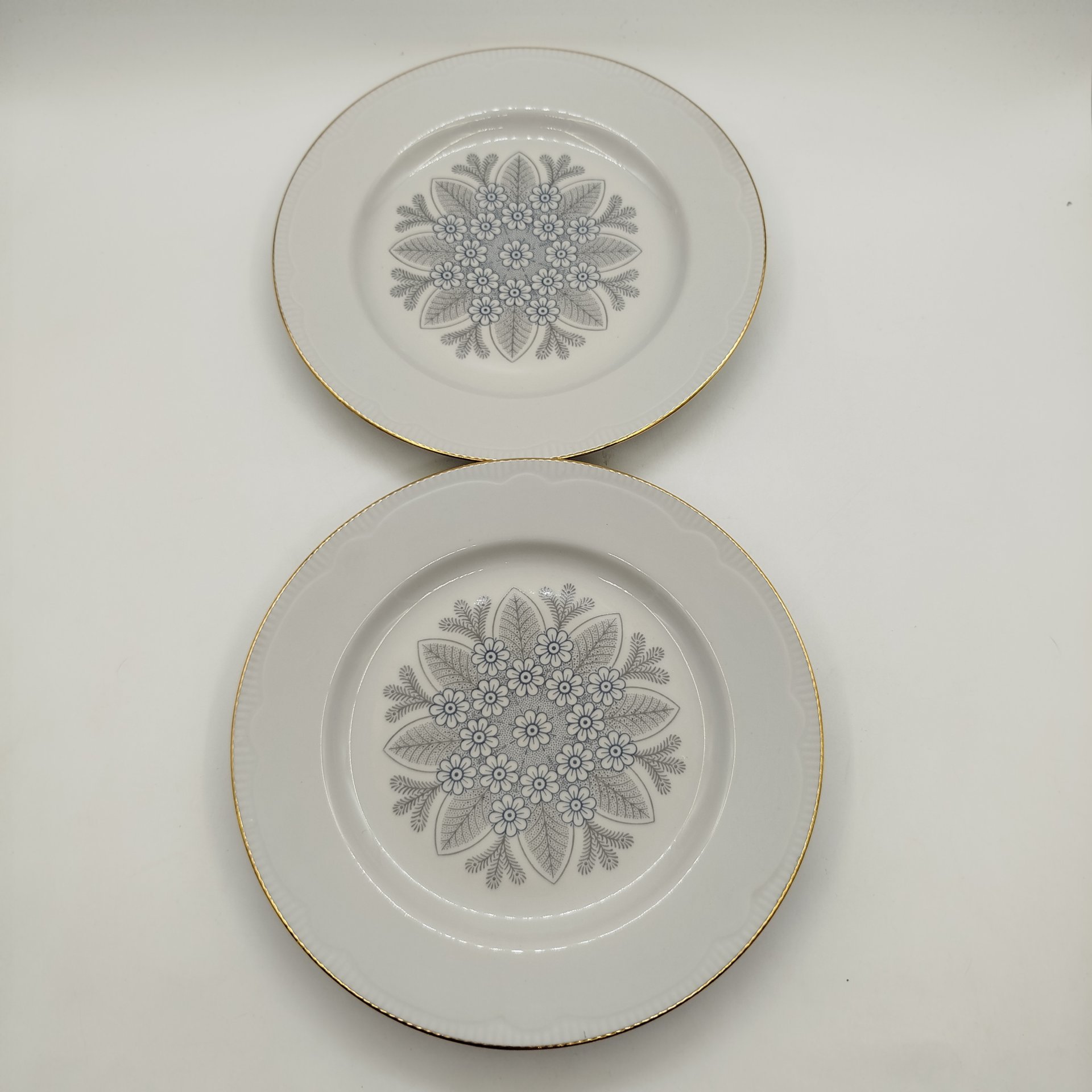 Набор из шести столовых тарелок с растительным декором, фарфор, деколь, золочение, Минский фарфорово-фаянсовый завод, СССР, 1968-1983 гг.