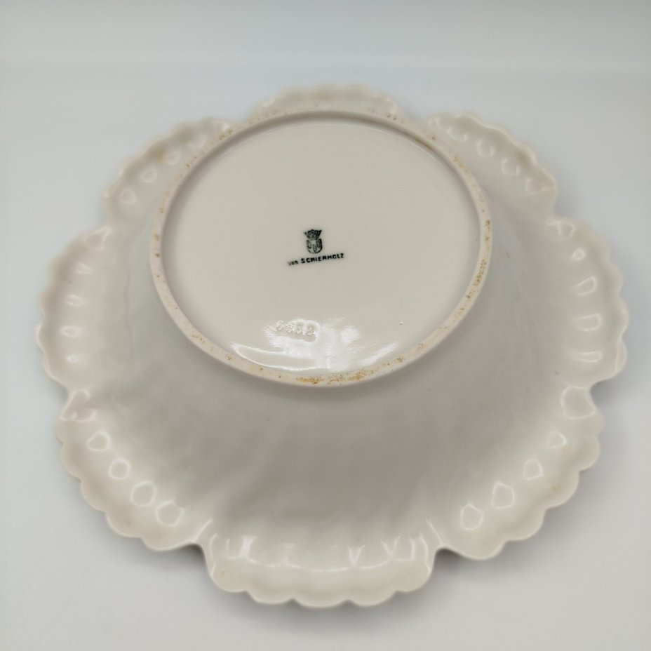 Блюдо сервировочное, украшенное лепным цветочным декором, Von Schierholz, фарфор, деколь, роспись, Германия, 1930-1945 гг.