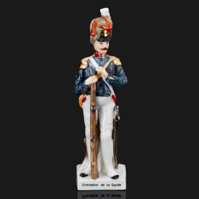 Статуэтка гренадёра гвардии из серии "Армия Наполеона" (Grenadier de la Garde), фарфор, роспись, золочение