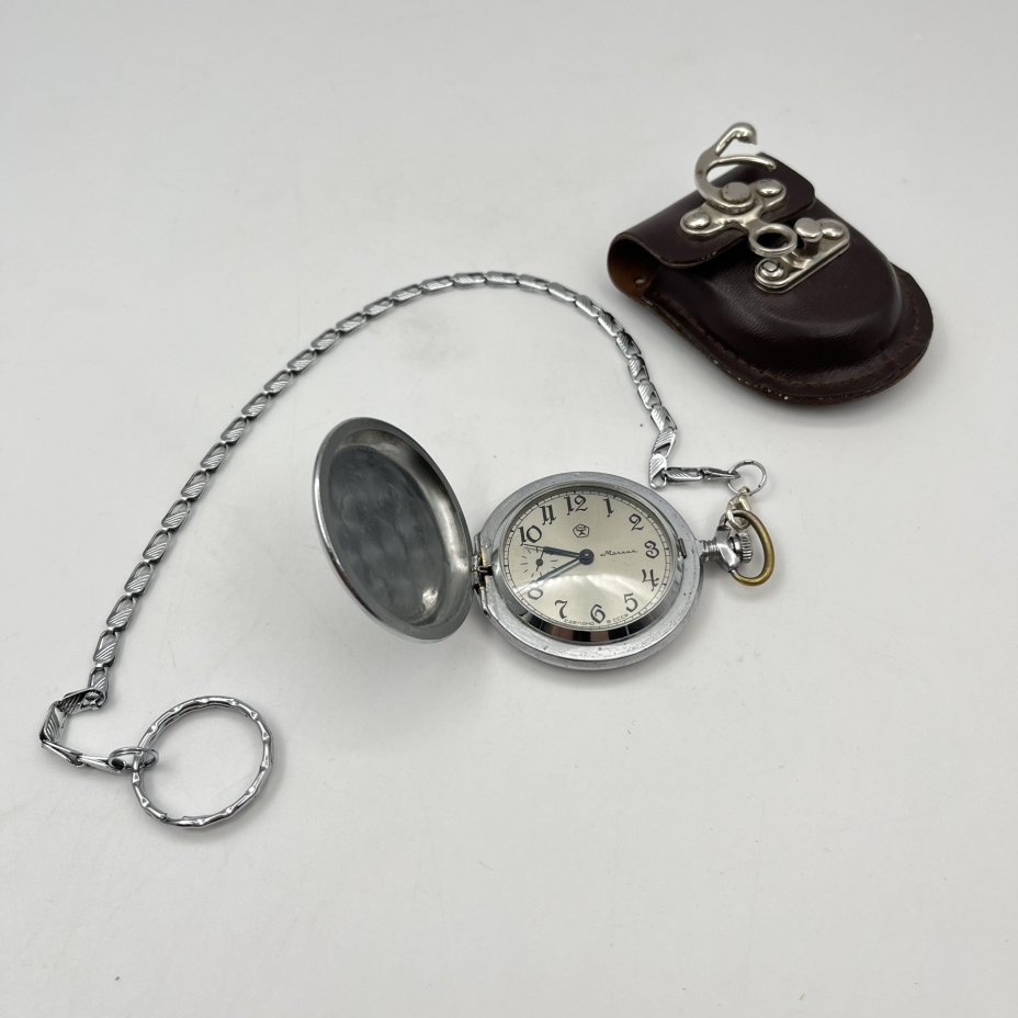 Часы карманные «Молния» с растительным декором, в оригинальном чехле, металл, стекло, искусственная кожа, Челябинский часовой завод «Молния», СССР, 1970-1980 гг.