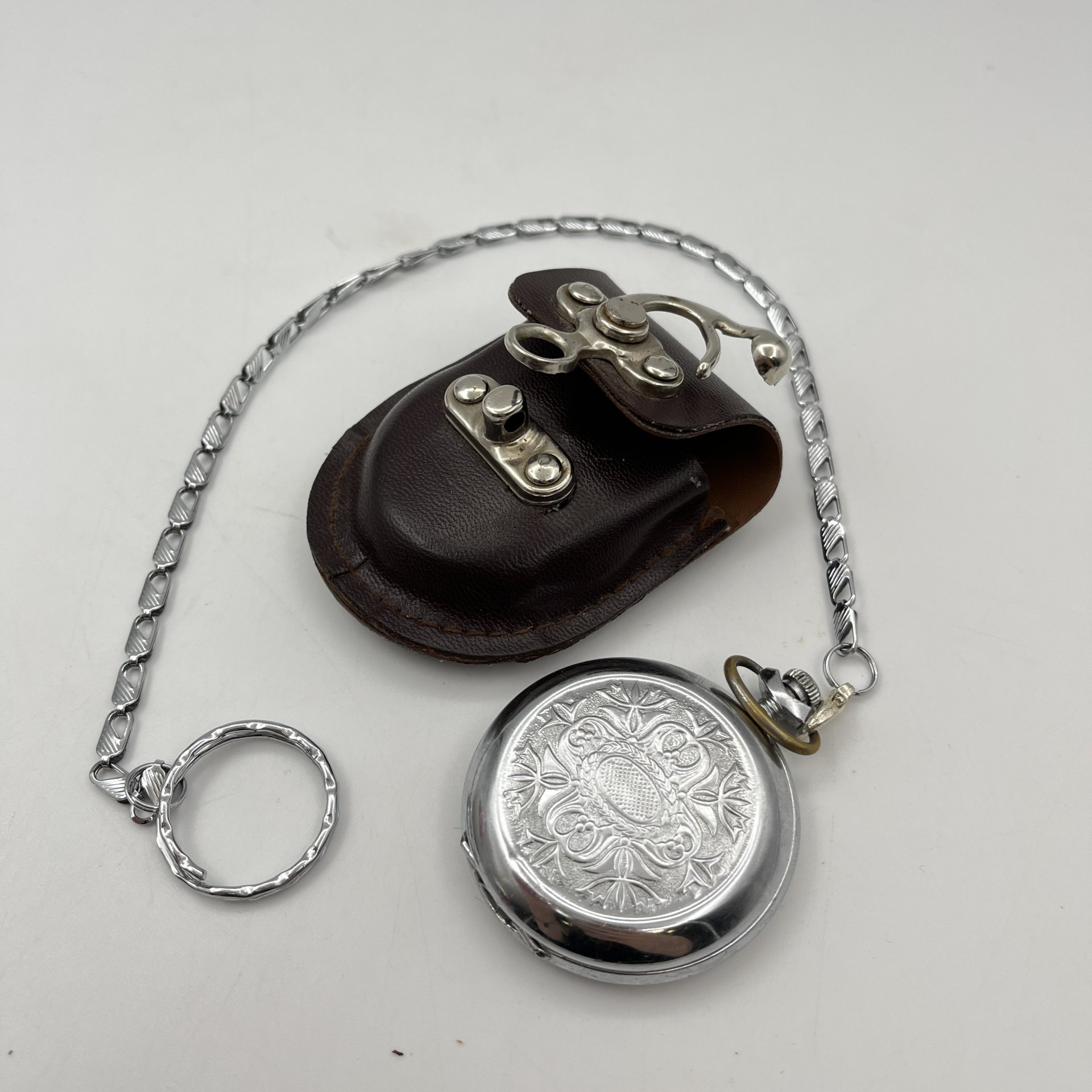 Часы карманные «Молния» с растительным декором, в оригинальном чехле, металл, стекло, искусственная кожа, Челябинский часовой завод «Молния», СССР, 1970-1980 гг.