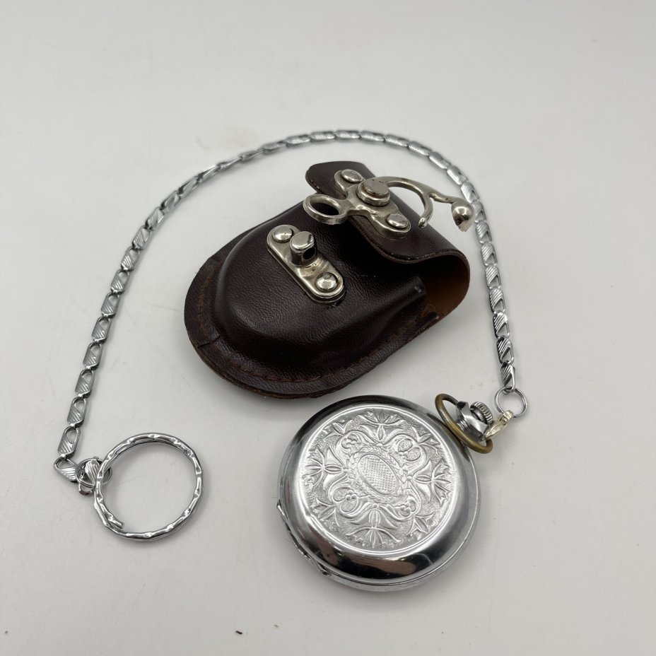 Часы карманные «Молния» с растительным декором, в оригинальном чехле, металл, стекло, искусственная кожа, Челябинский часовой завод «Молния», СССР, 1970-1980 гг.