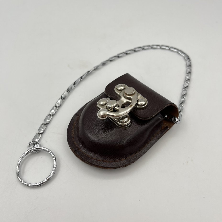 Часы карманные «Молния» с растительным декором, в оригинальном чехле, металл, стекло, искусственная кожа, Челябинский часовой завод «Молния», СССР, 1970-1980 гг.