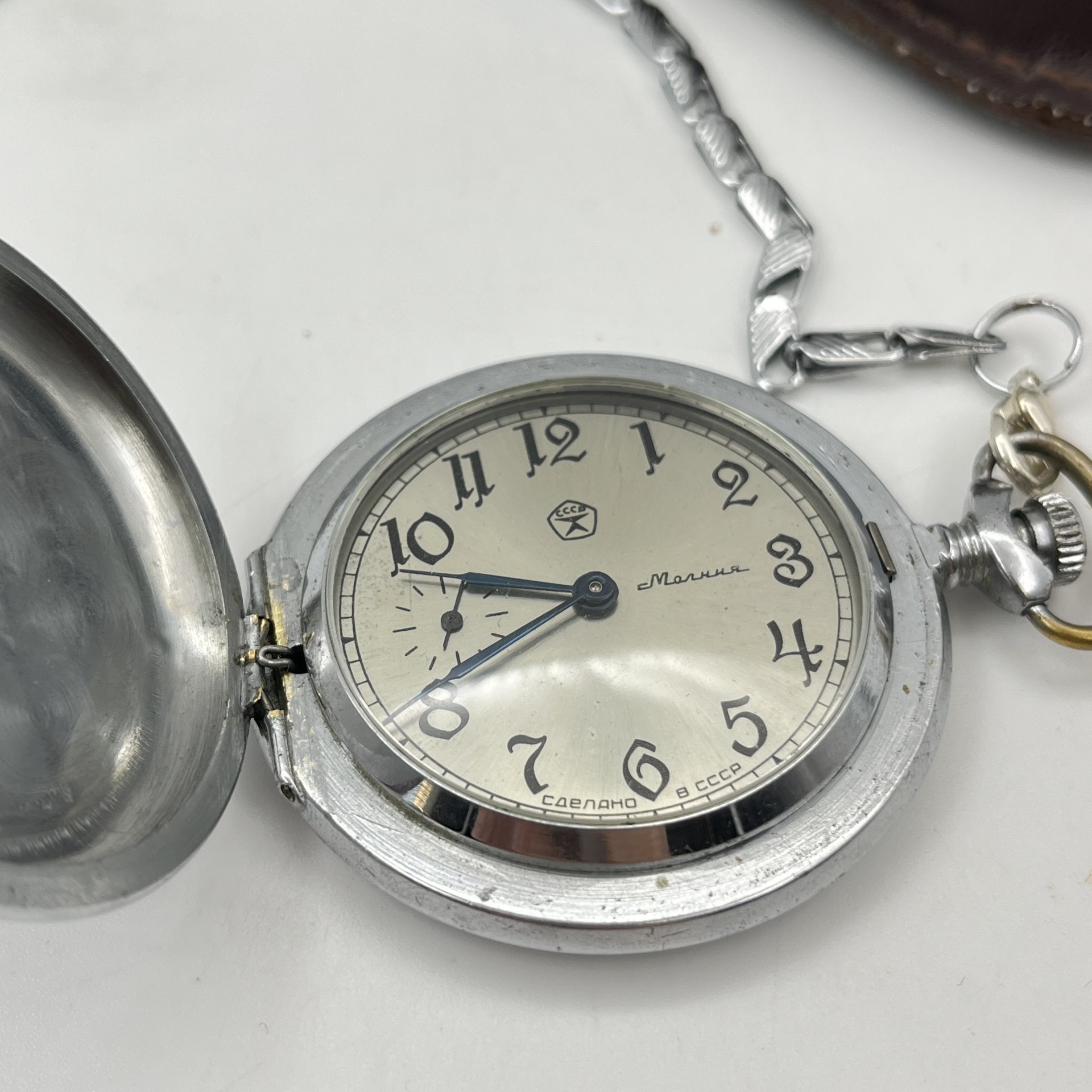 Часы карманные «Молния» с растительным декором, в оригинальном чехле, металл, стекло, искусственная кожа, Челябинский часовой завод «Молния», СССР, 1970-1980 гг.