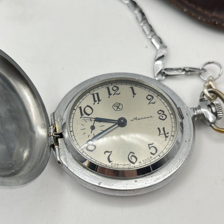 Часы карманные «Молния» с растительным декором, в оригинальном чехле, металл, стекло, искусственная кожа, Челябинский часовой завод «Молния», СССР, 1970-1980 гг.