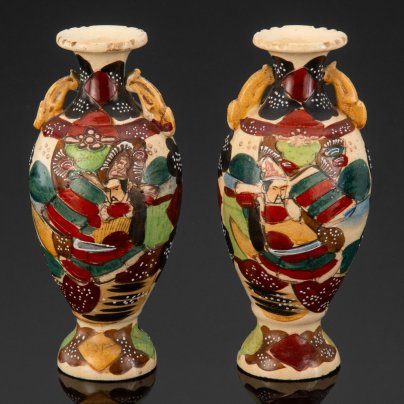 Набор парных ваз с ручками и изображением самураев на абстрактном фоне