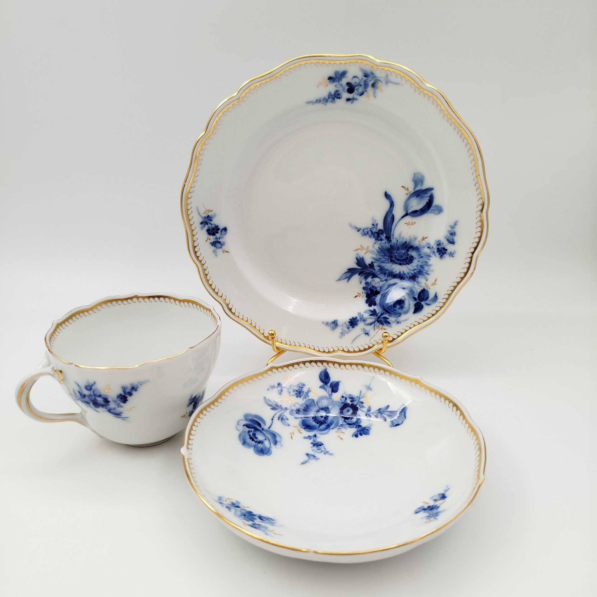 Трио чайное с декором в виде синих цветов, фарфор, роспись, золочение, Meissen (Мейсенский фарфор), Германия, 1950-1980 гг.