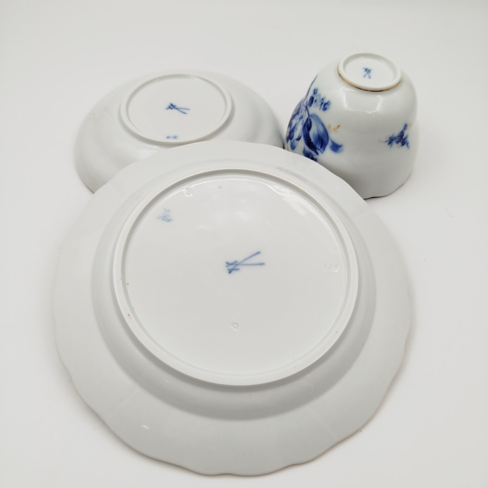 Трио чайное с декором в виде синих цветов, фарфор, роспись, золочение, Meissen (Мейсенский фарфор), Германия, 1950-1980 гг.