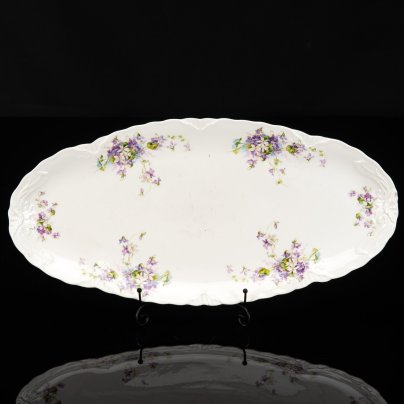 Блюдо сервировочное с фигурным бортом, украшенное цветочным декором, фарфор, деколь, Российская империя, 1890-1917 гг.