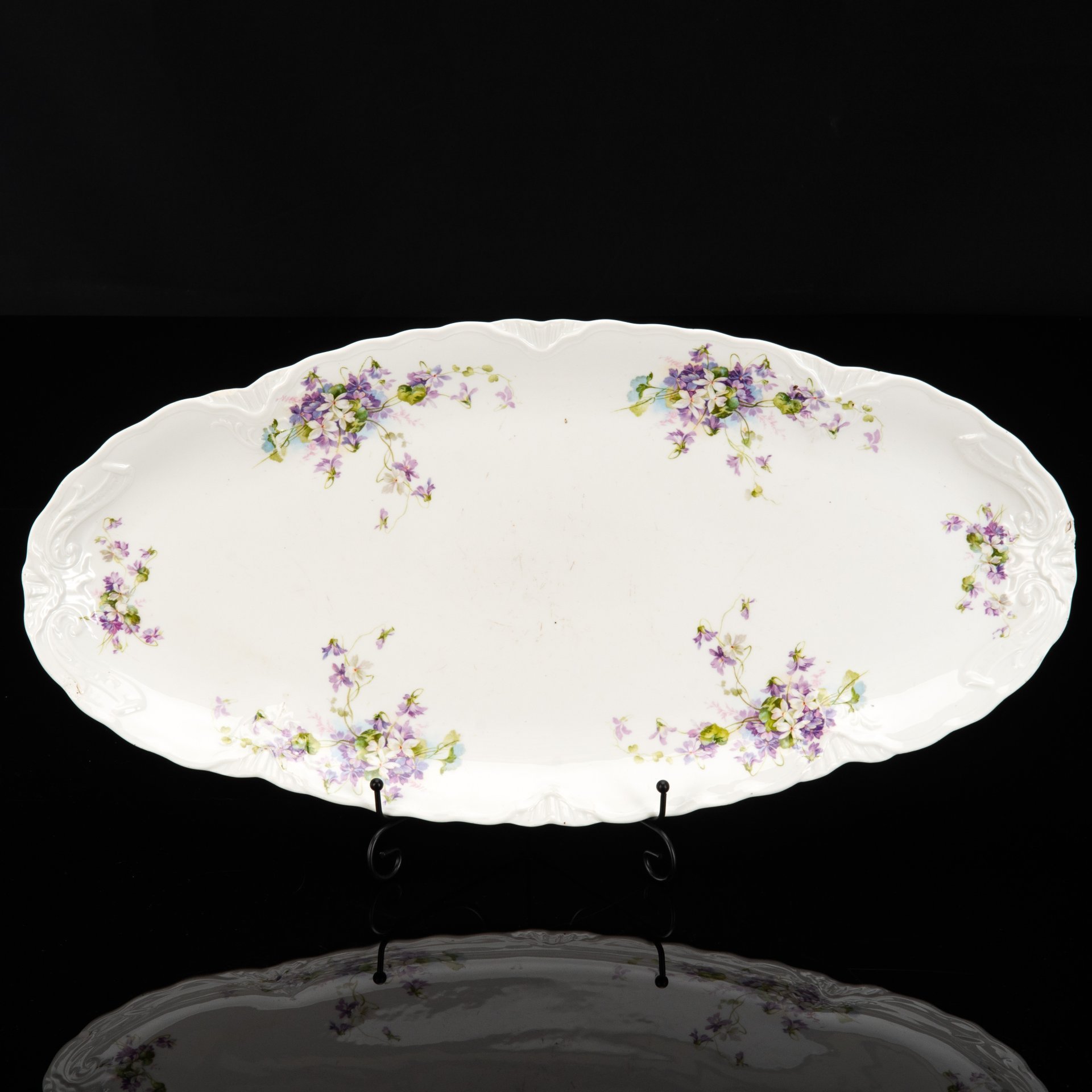 Блюдо сервировочное с фигурным бортом, украшенное цветочным декором, фарфор, деколь, Российская империя, 1890-1917 гг.