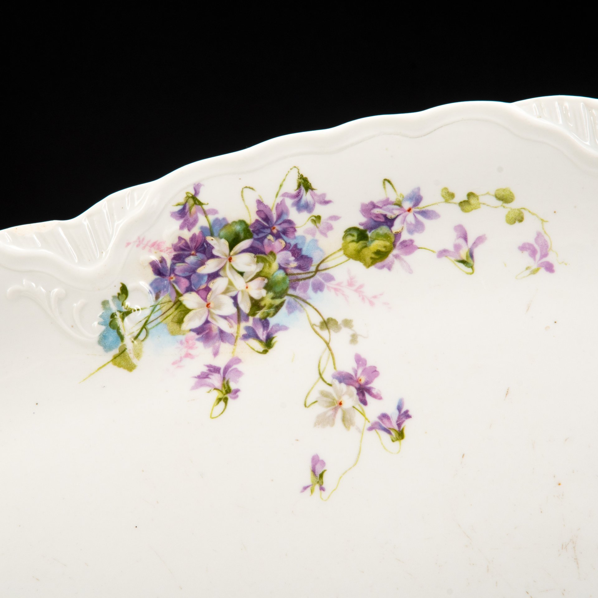 Блюдо сервировочное с фигурным бортом, украшенное цветочным декором, фарфор, деколь, Российская империя, 1890-1917 гг.