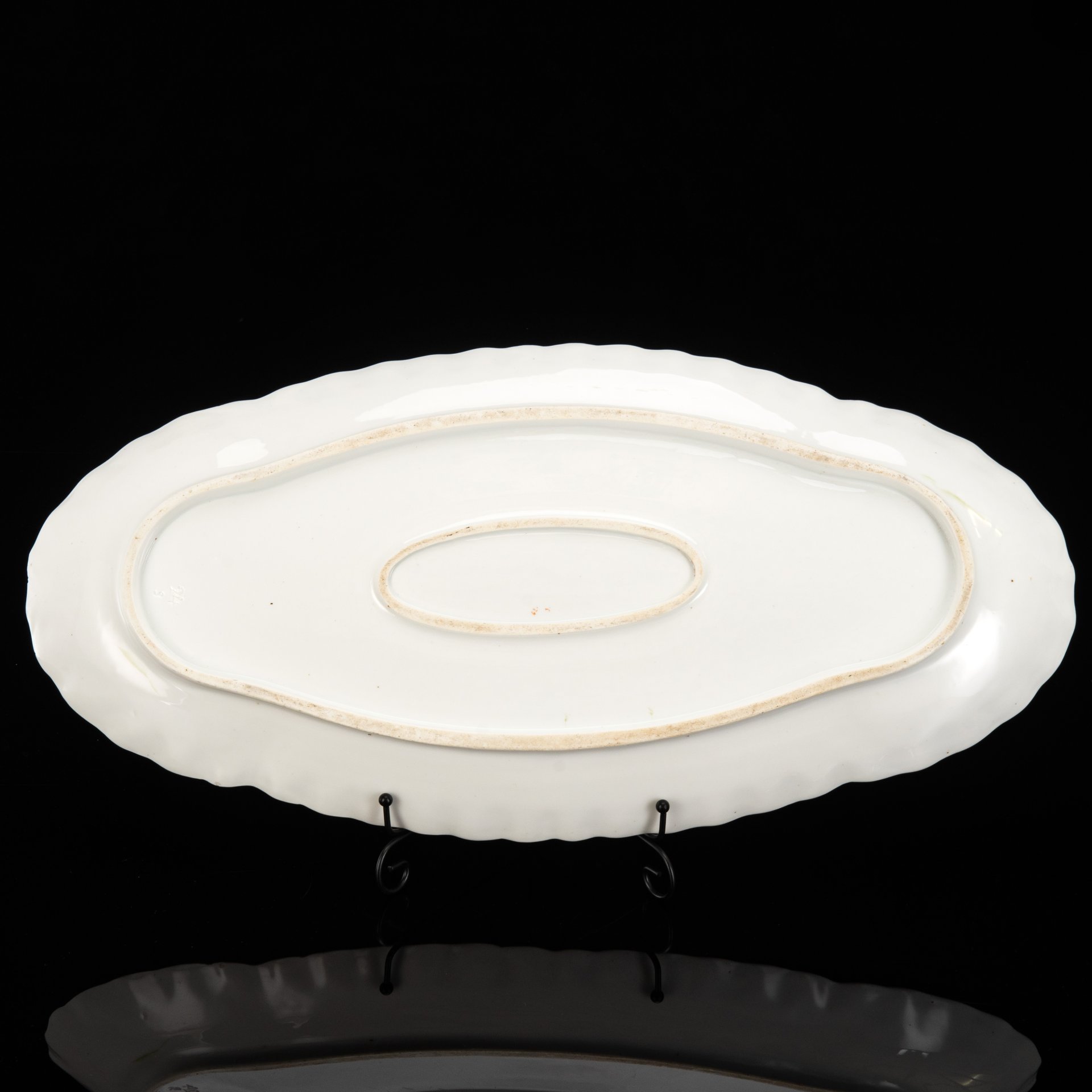 Блюдо сервировочное с фигурным бортом, украшенное цветочным декором, фарфор, деколь, Российская империя, 1890-1917 гг.