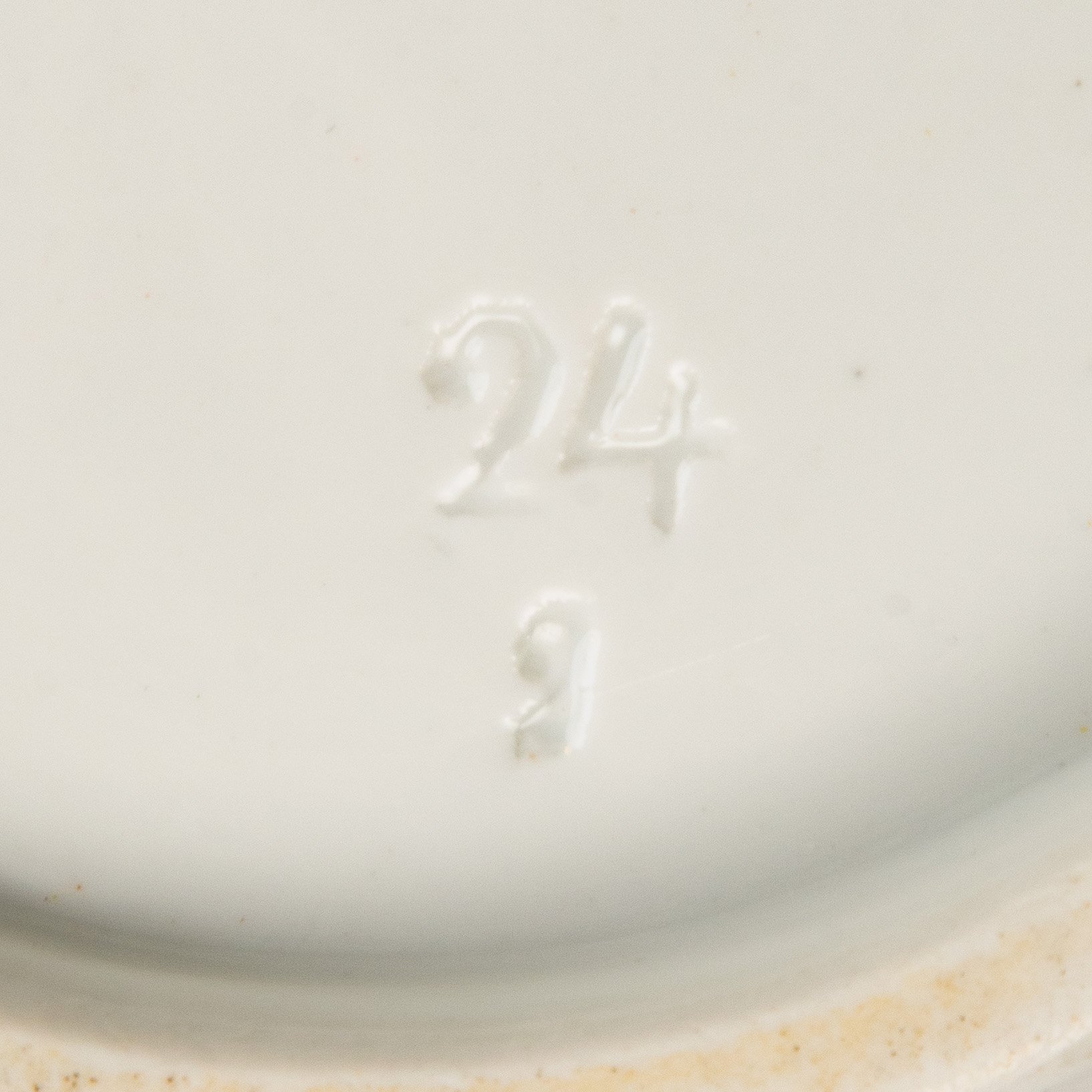 Блюдо сервировочное с фигурным бортом, украшенное цветочным декором, фарфор, деколь, Российская империя, 1890-1917 гг.