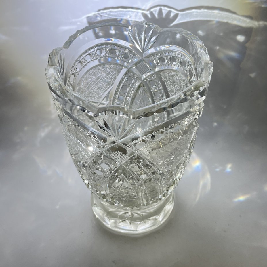 Ваза конической формы с фестончатым краем, на низкой широкой ножке, с декором в виде дуг и "камней", авторы Е.В. Яновская и В.И. Тумский (предположительно), хрусталь, алмазная грань, Ленинградский завод художественного стекла (ЛЗХС), СССР, 1950-1960 гг.