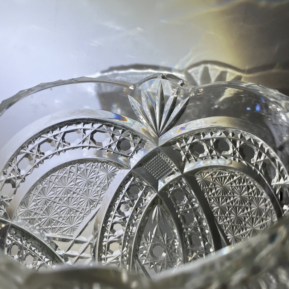 Ваза конической формы с фестончатым краем, на низкой широкой ножке, с декором в виде дуг и "камней", авторы Е.В. Яновская и В.И. Тумский (предположительно), хрусталь, алмазная грань, Ленинградский завод художественного стекла (ЛЗХС), СССР, 1950-1960 гг.