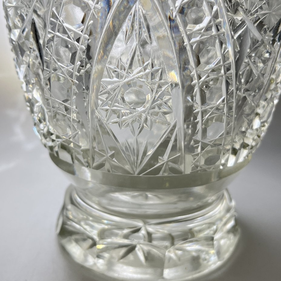 Ваза конической формы с фестончатым краем, на низкой широкой ножке, с декором в виде дуг и "камней", авторы Е.В. Яновская и В.И. Тумский (предположительно), хрусталь, алмазная грань, Ленинградский завод художественного стекла (ЛЗХС), СССР, 1950-1960 гг.