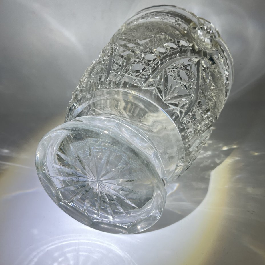 Ваза конической формы с фестончатым краем, на низкой широкой ножке, с декором в виде дуг и "камней", авторы Е.В. Яновская и В.И. Тумский (предположительно), хрусталь, алмазная грань, Ленинградский завод художественного стекла (ЛЗХС), СССР, 1950-1960 гг.