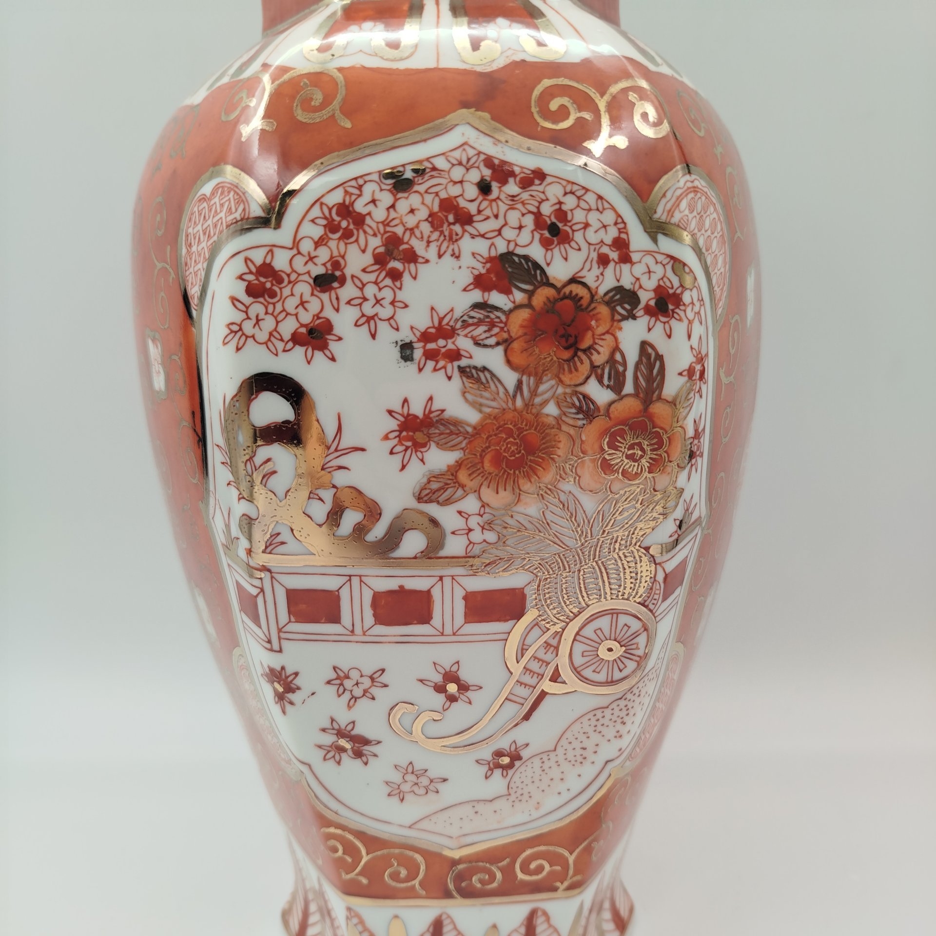 Ваза с шестигранным краем, украшенная экзотическим цветочным декором, фарфор, роспись, золочение, Китай, 1960-1980 гг.