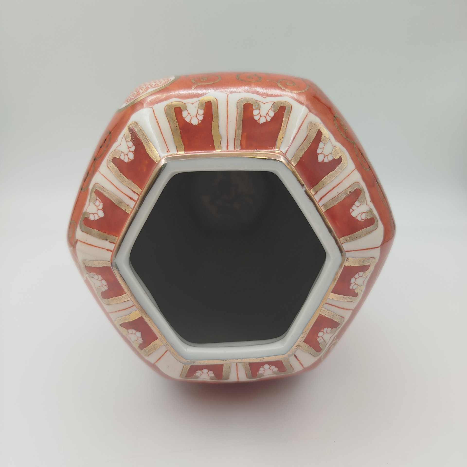 Ваза с шестигранным краем, украшенная экзотическим цветочным декором, фарфор, роспись, золочение, Китай, 1960-1980 гг.