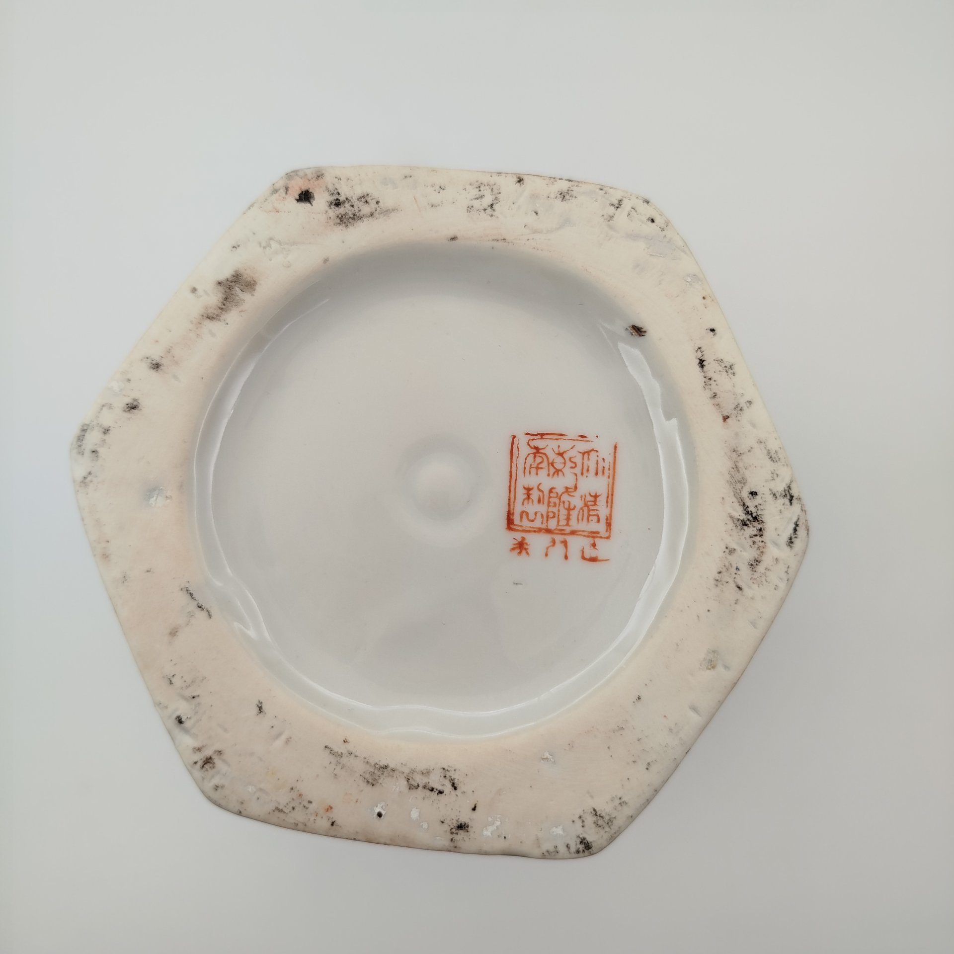 Ваза с шестигранным краем, украшенная экзотическим цветочным декором, фарфор, роспись, золочение, Китай, 1960-1980 гг.